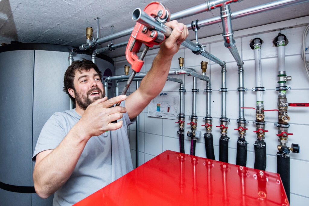 Daniel Hörndler bei Installateurarbeiten